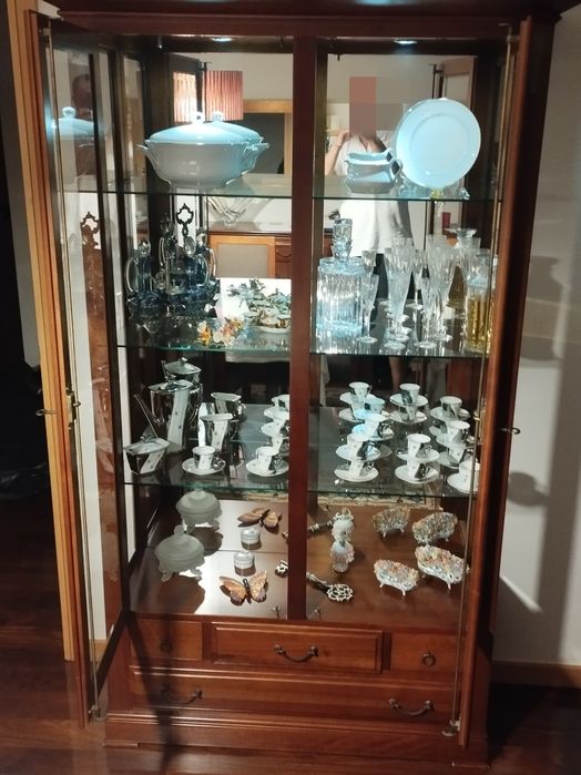Vitrine/Cristaleira em cerejeira