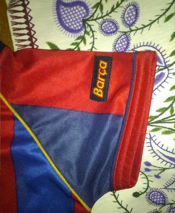 Vendo Camisola Oficial do Barcelona Pequena com nome do mítico Rivaldo