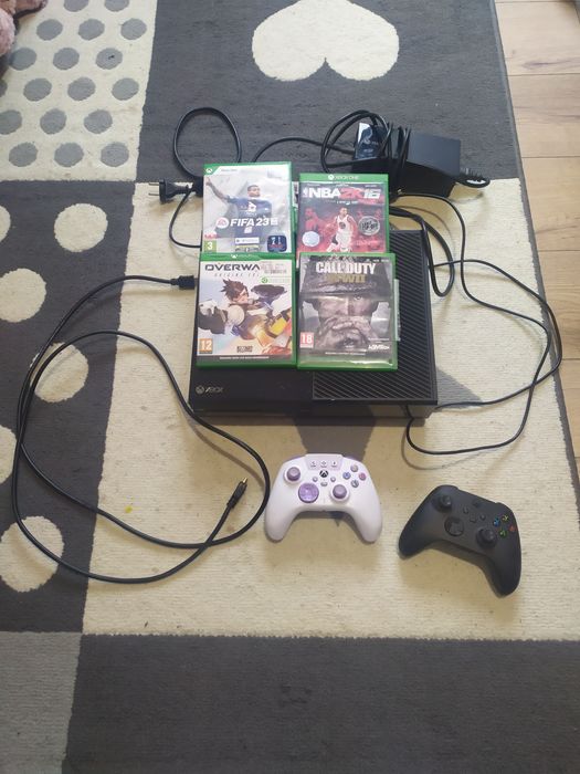Xbox one 2 pady + 4 gry