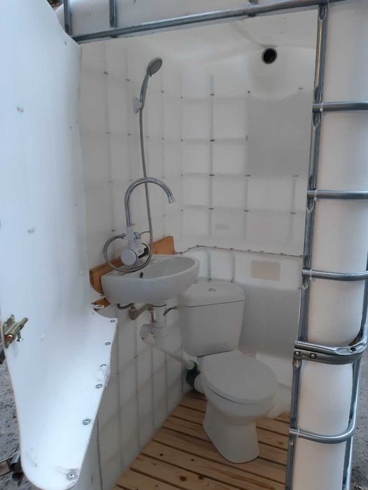 Toaleta z prysznicem – łazienka kempingowa na działkę i budowę