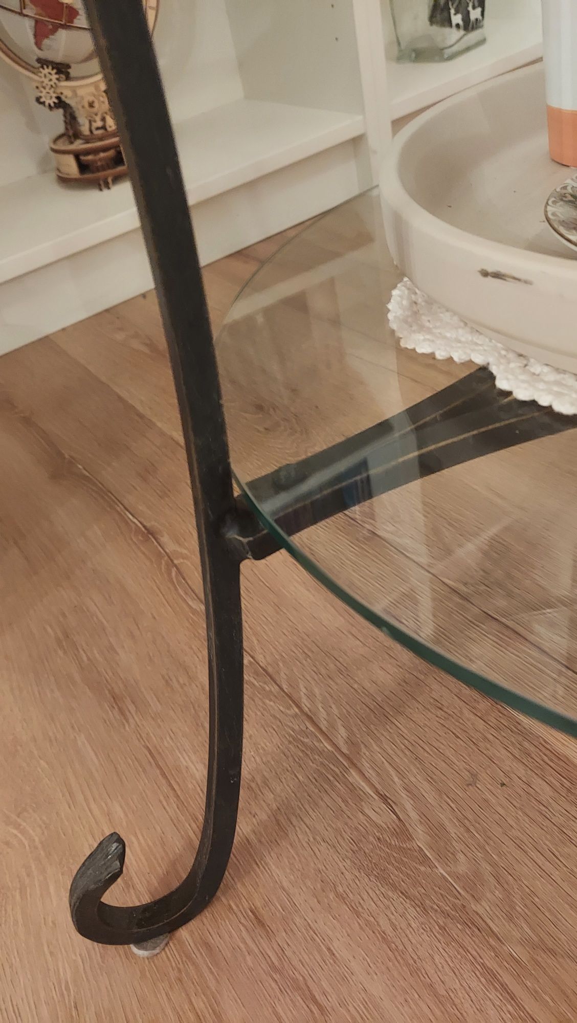 Metalowy stolik ze szklanymi blatami