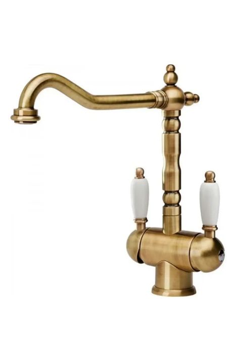 Кухонний змішувач з підключенням до фільтра для води.