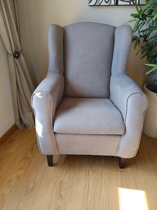 Poltrona bege com braços