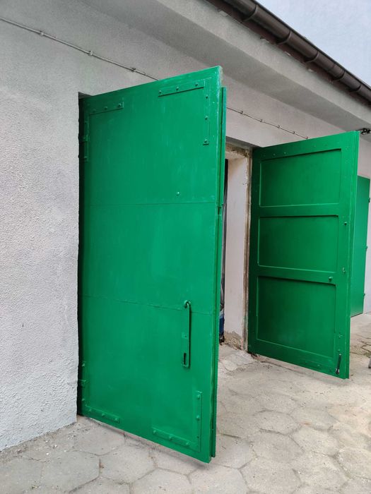 Długi, szeroki i wysoki garaż obok pl. Hallera - parkuj ze spokojem