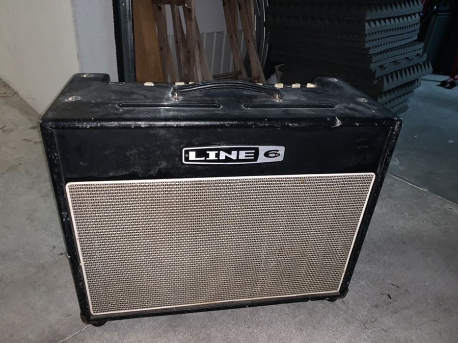 Line 6 Flextone III amp Guitar