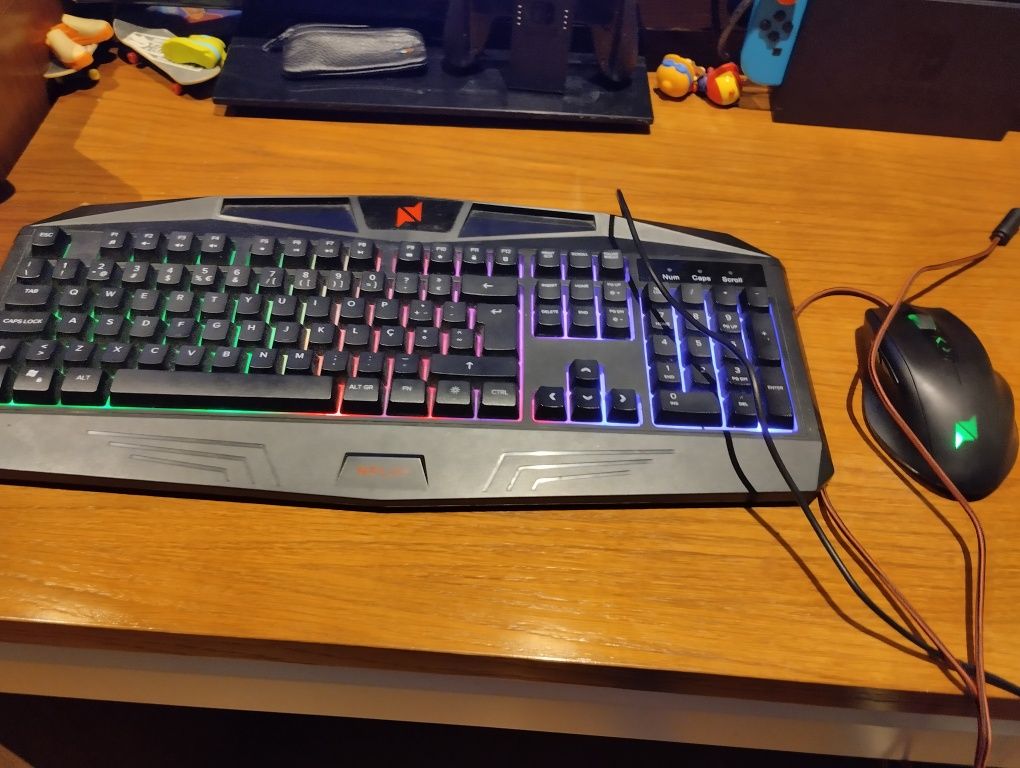 Teclado e rato com LED's