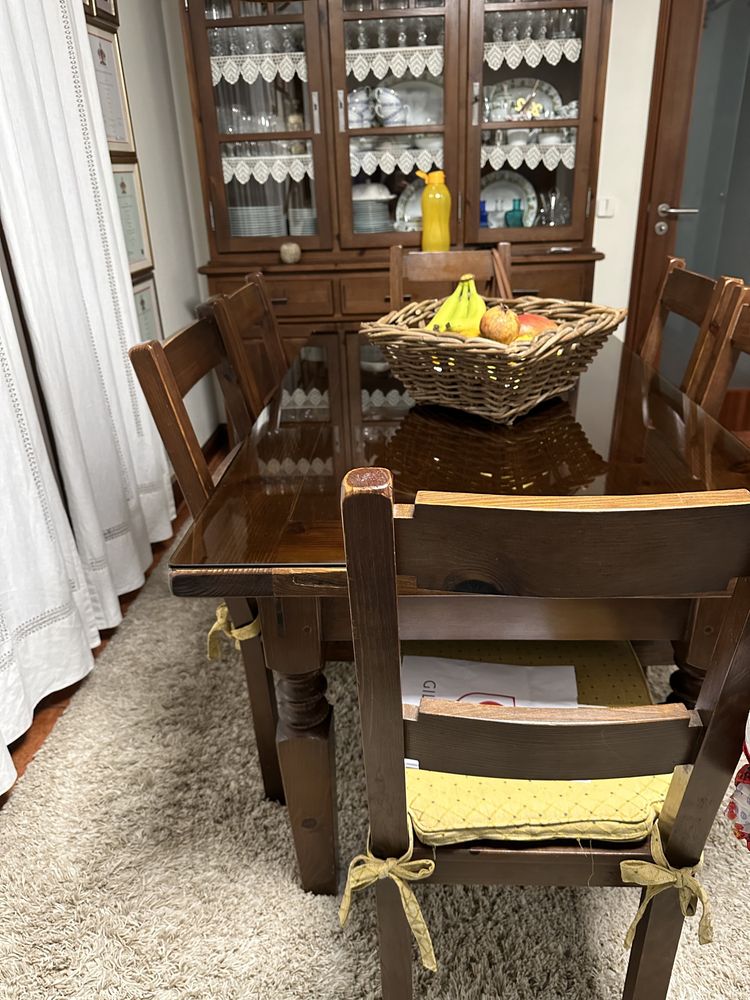 Mesa e 6 cadeiras