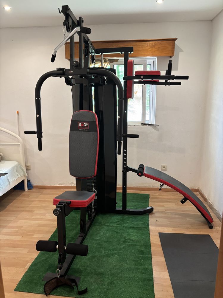 Máquina de musculação multifunções