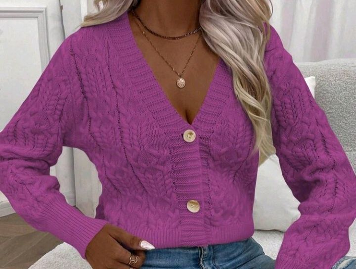 Belo moderno aconchegante casaco. Novo