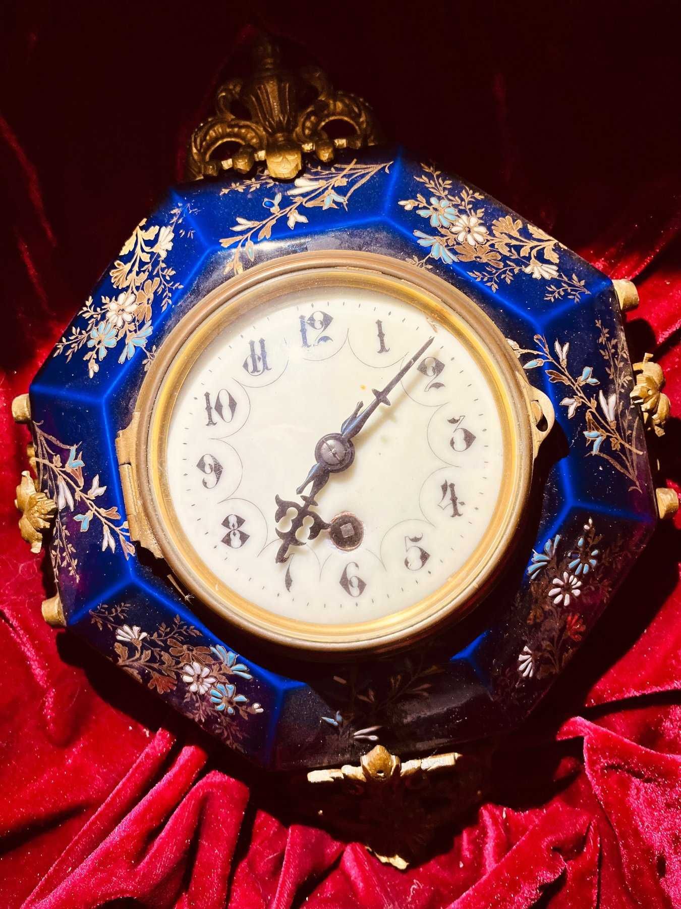 Zegar wiszący kartelowy porcelanowy z okuciami z brązu.
