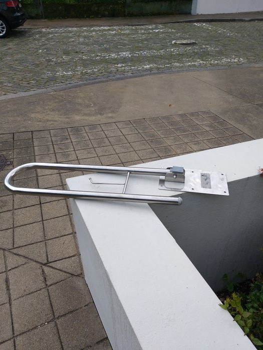 Duas barras de apoio para banhos ou sanitários em inóx como novoas.