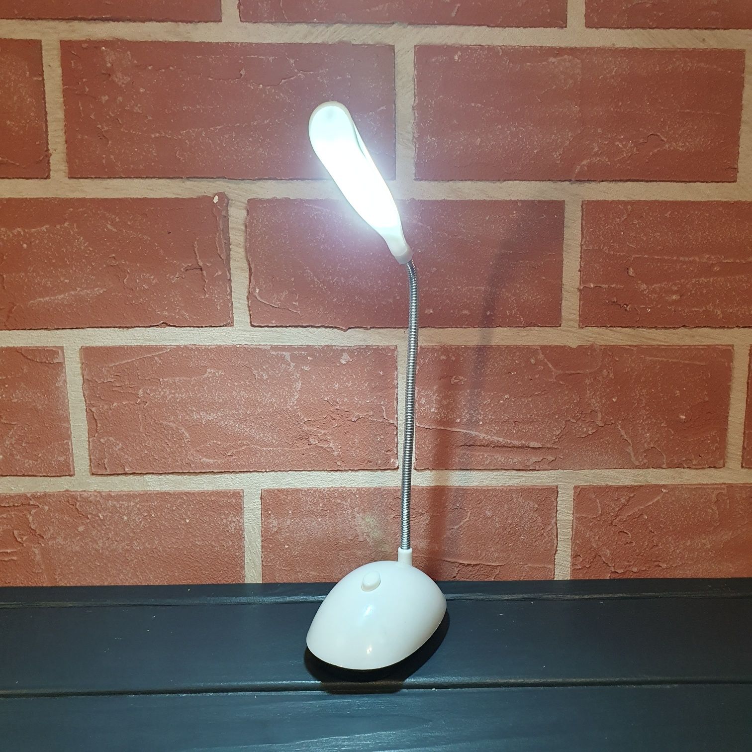 Лампа на батарейках настольная светильник фонарь прожектор