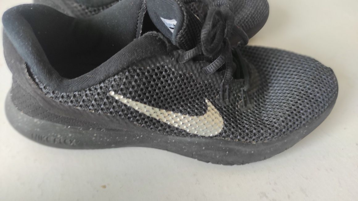Czarne Nike z siateczki  - 37