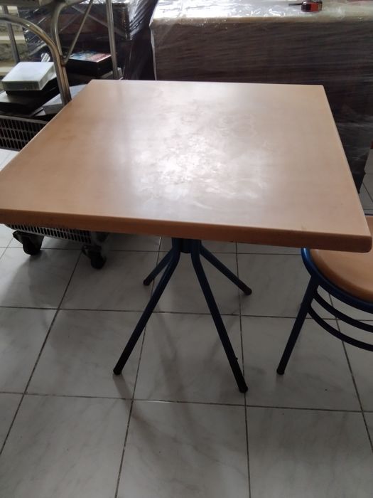 Conjunto cadeiras e mesas