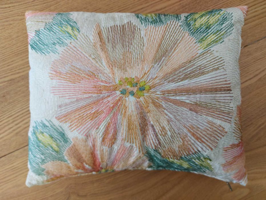 Almofada decorativa c/ flor bordada 34 x 26 cm