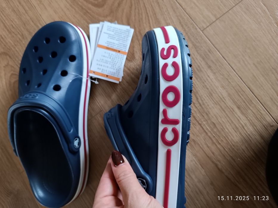 CROCS nowe klapki granatowe z czerwonym napisem rozm.41-42