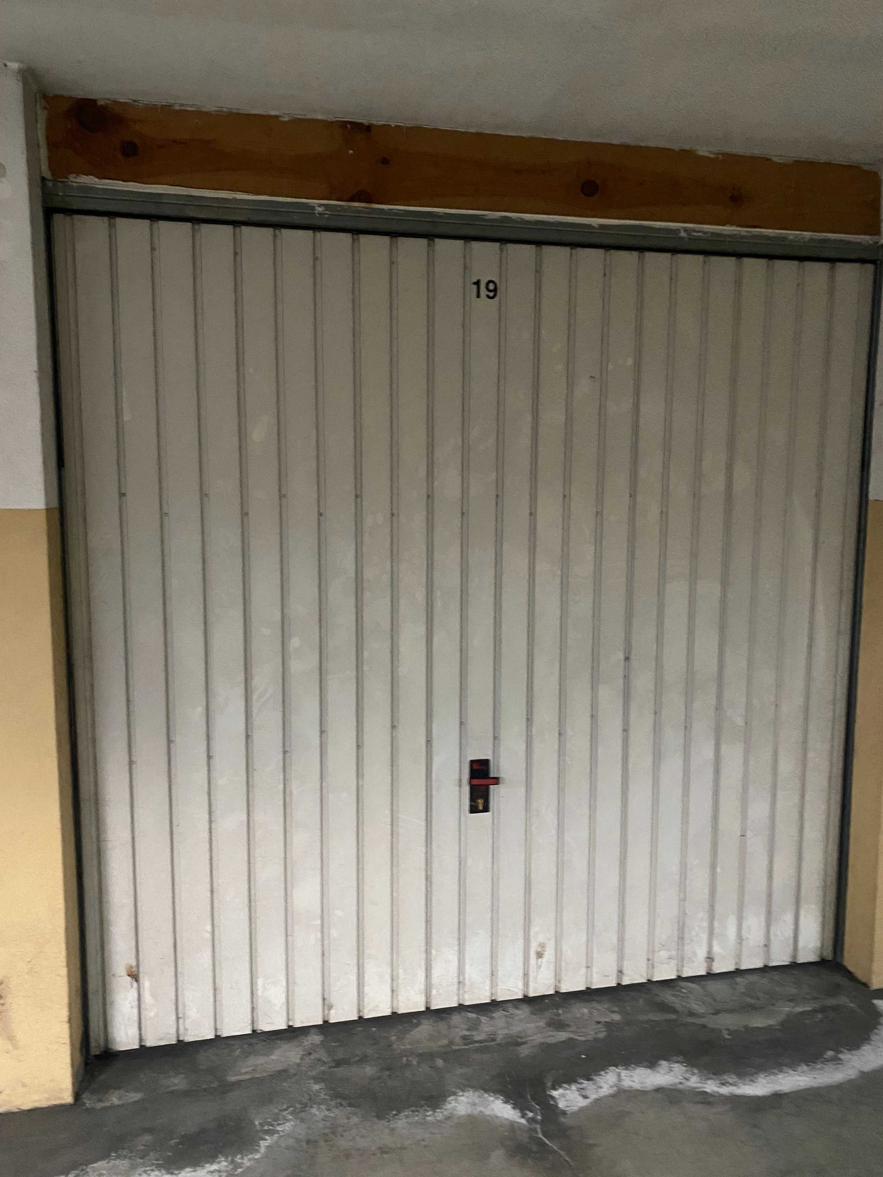 Garagem para um carro, para arrendar