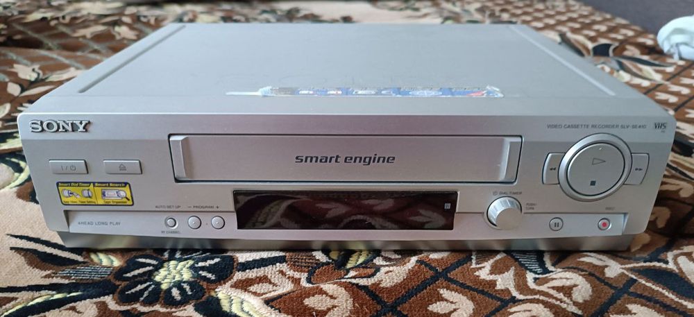 Видеомагнитафон має 4 відеоголовки SONY