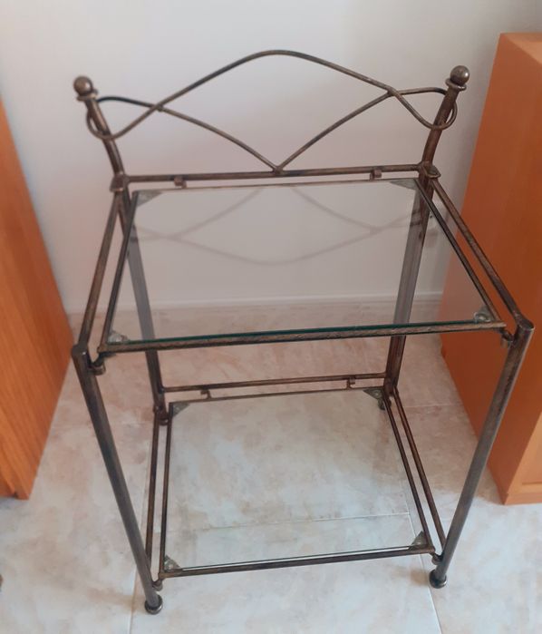 Mesa de cabeceira em ferro forjado e vidro