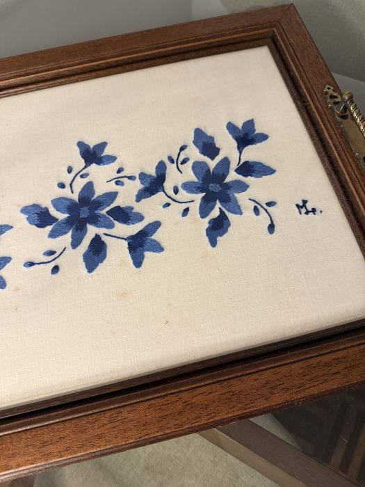 Tabuleiro com bordado