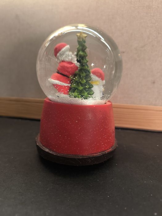 Bola de neve com música e figuras.
Bola de neve decorativa com tema na