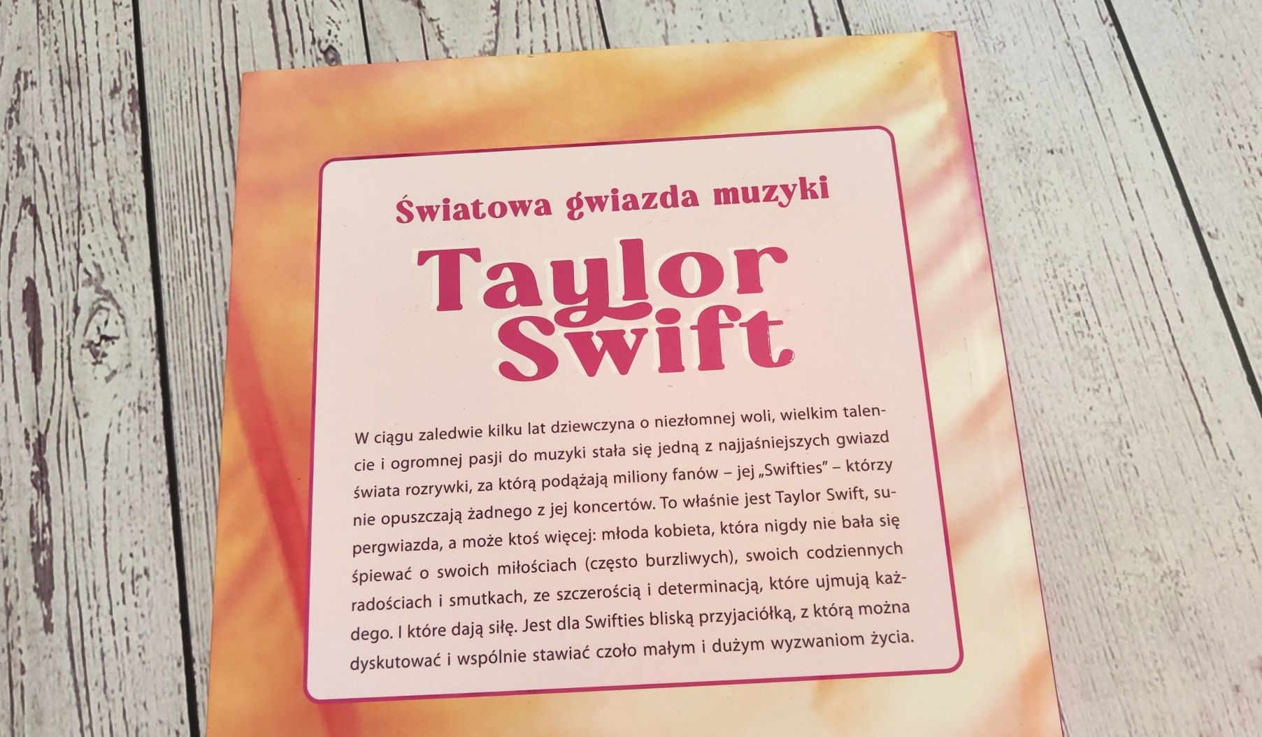 Książka o Taylor Swift z dużym plakatem eras Tour