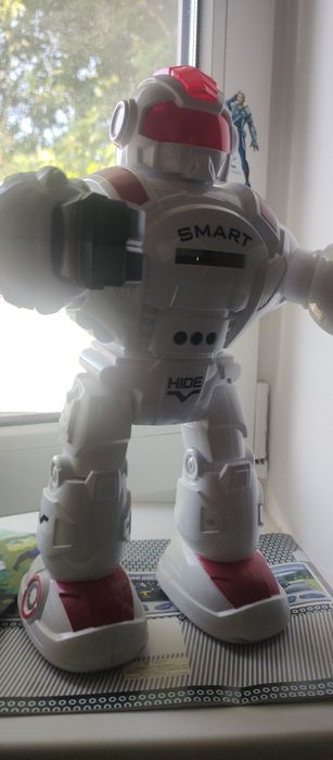 Робот на пульту майже
