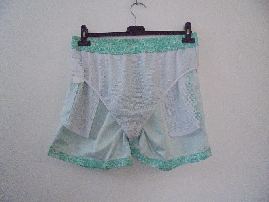 calção de homem cor verde e branco