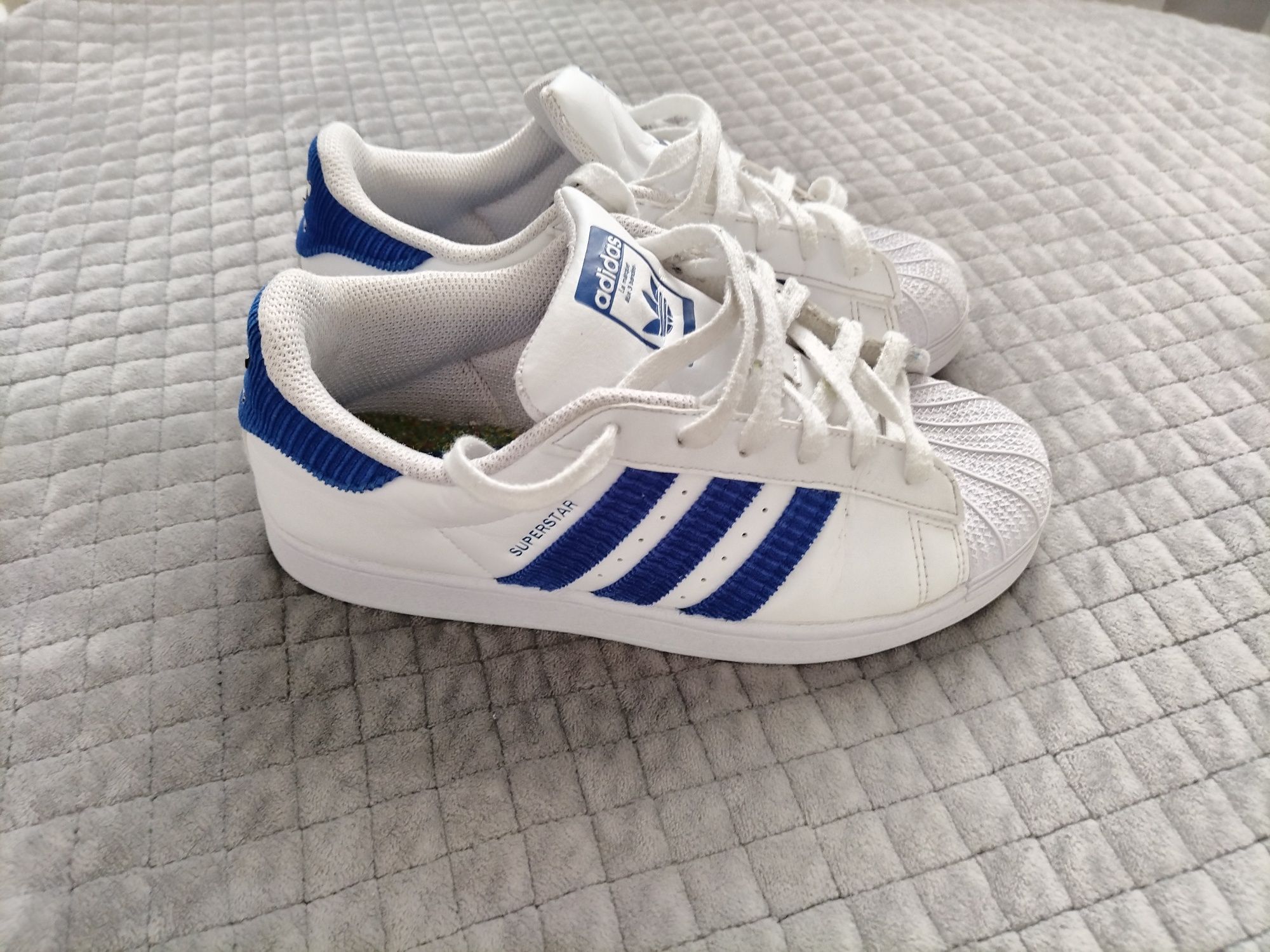 Białe superStar adidas