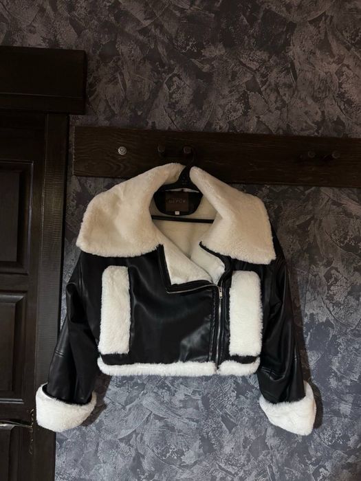 Укорочена чорна дублянка з білим хутром бренду gepur