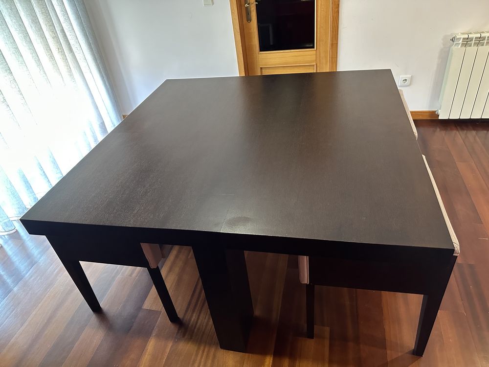 Mesa de jantar quadrada com 4 cadeiras