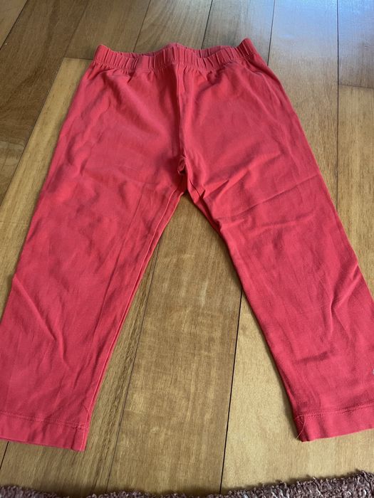 Leggings curtas vermelhas tamanho 8 anos e as restantes tamanho 9 anos