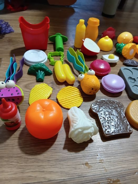 Детская посудка и фрукты