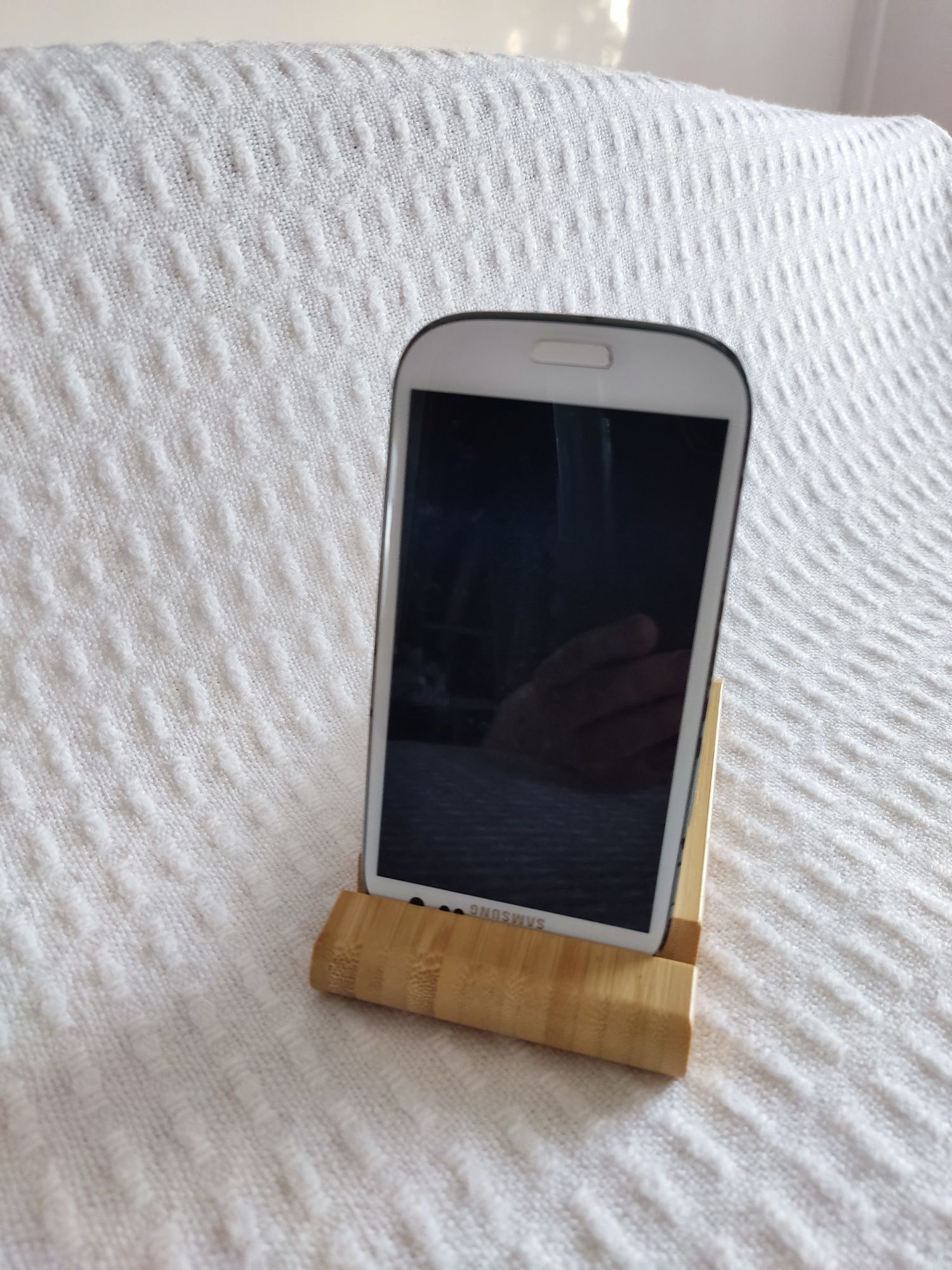 IKEA BERGENES drewniana podstawka pod telefon