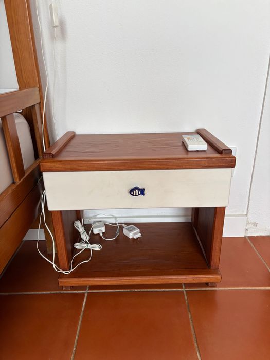 Cómoda e mesa de cabeceira