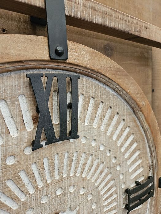 Przecierany okrągły zegar W kwadratowej ramce