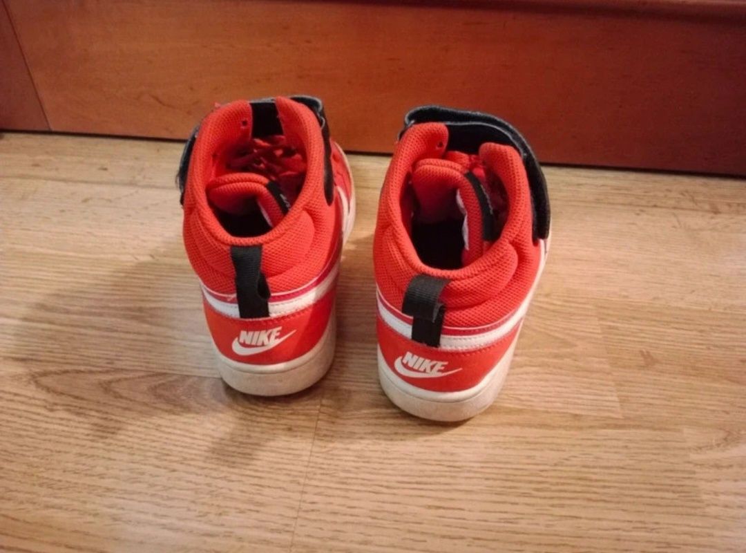 Czerwone buty Nike