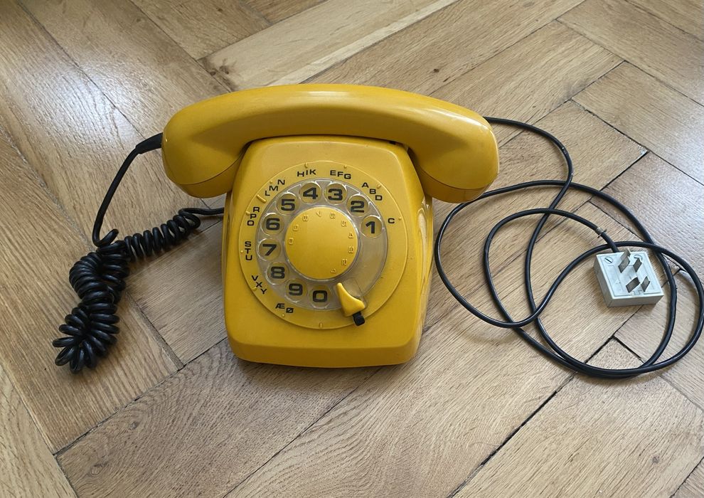 Stylowy analogowy aparat telefoniczny lata 90-te. Dania