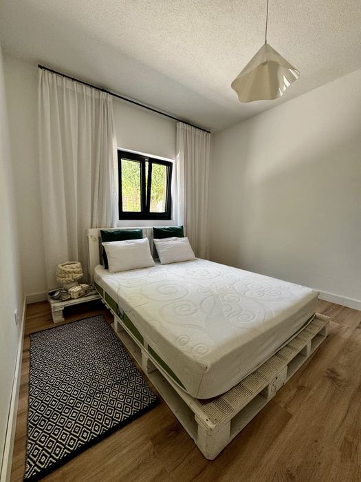 Cama e colchão de casal