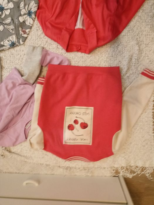 Paka ubrań dziewczęcych - bluzy, sweterki