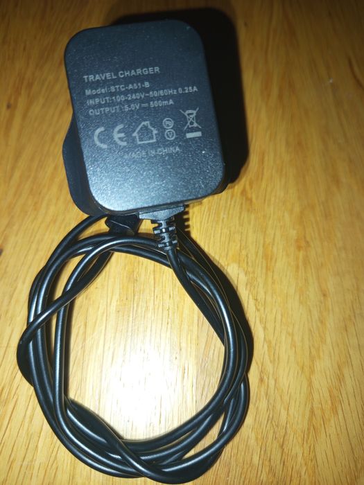 Ładowarka podróżna/zasilacz sieciowy.
Model: STC-A51-B.