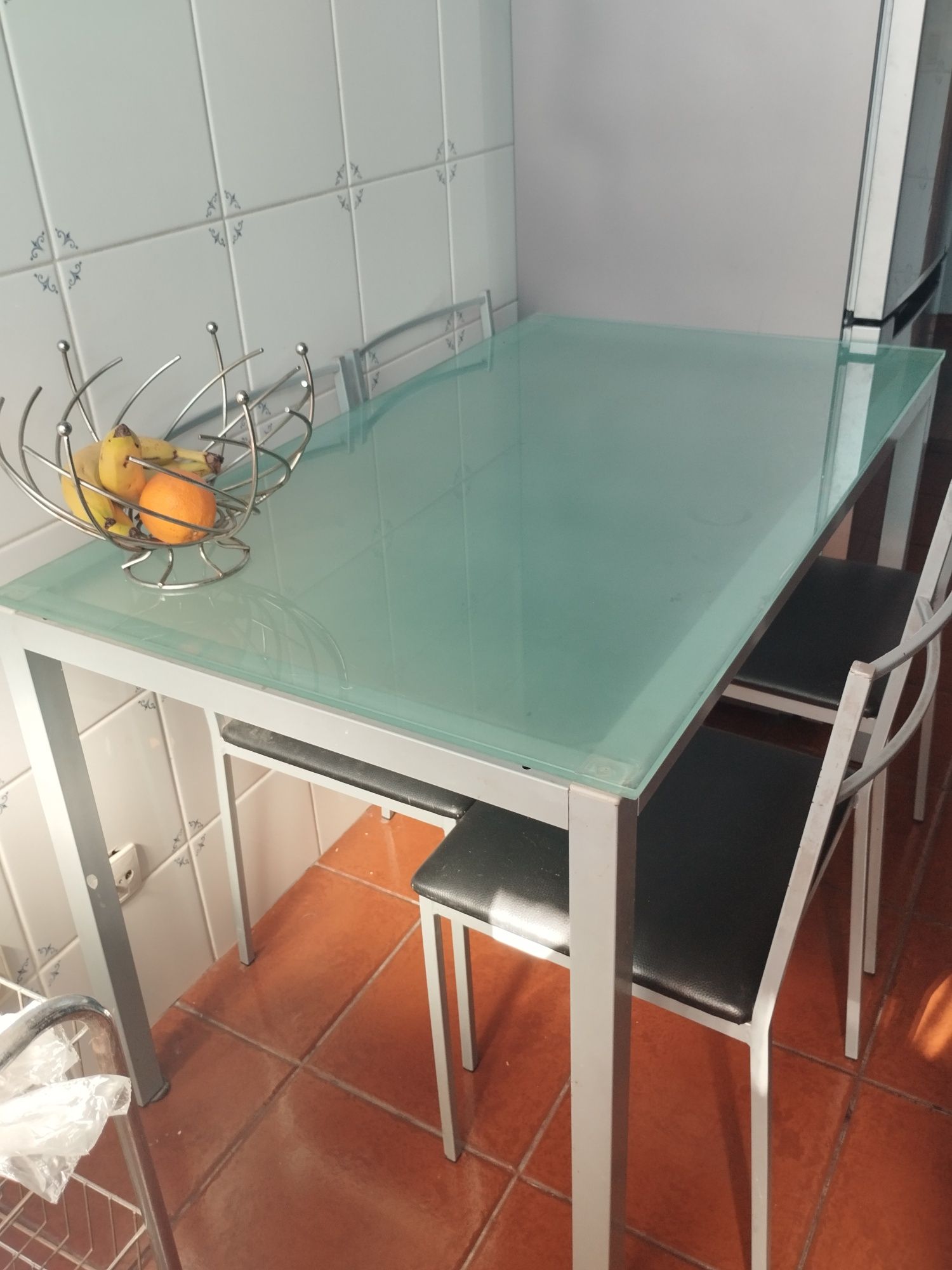 Mesa de cozinha e cadeiras
