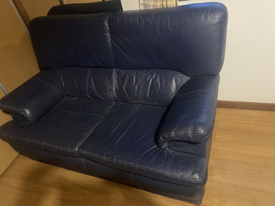 Sofá em pele cor azul escuro
