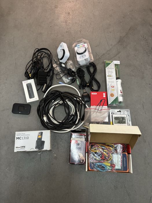 Zestaw elektroniki – pudełko pełne akcesoriów