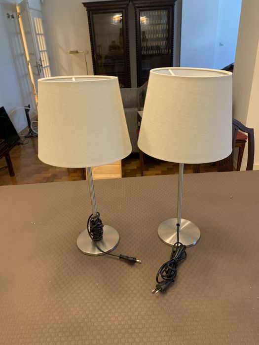 Candeeiros em metal baço com abajur