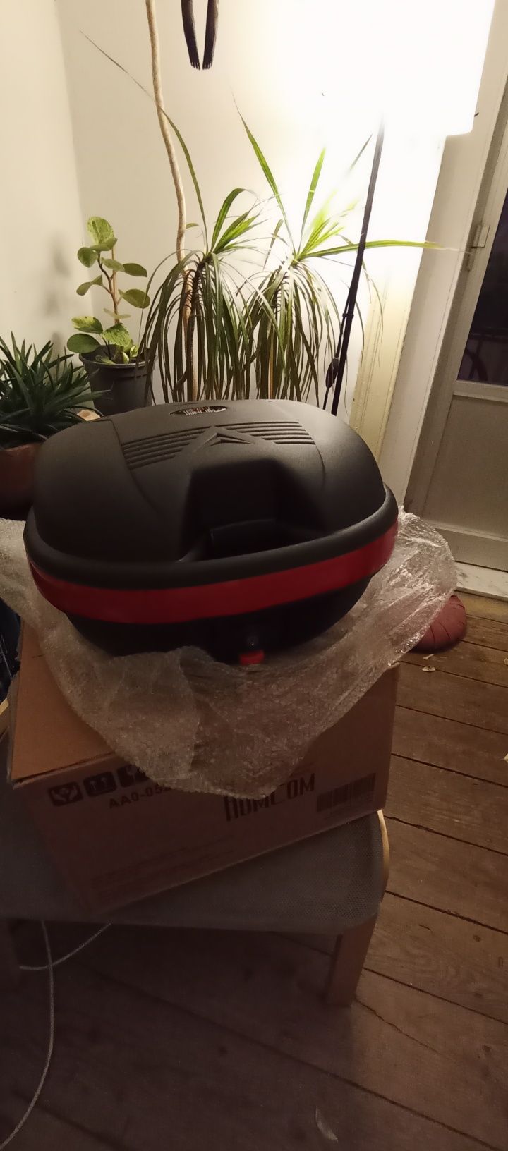 Topcase 48L 2 capacetes NOVA dentro da embalagem