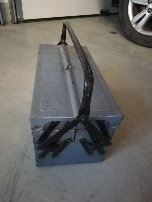 Metalowa skrzynka na narzędzia