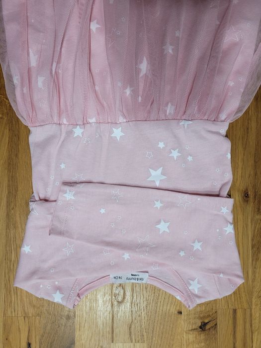 Sukienka z długim rękawem rozmiar 74 firmy Sinsay różowa w gwiazdki