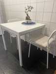 Mesa com duas cadeiras