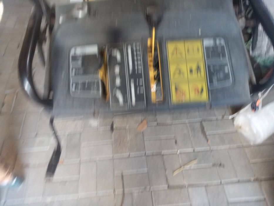 Снегоуборочная машина на гусеничном ходу karcher